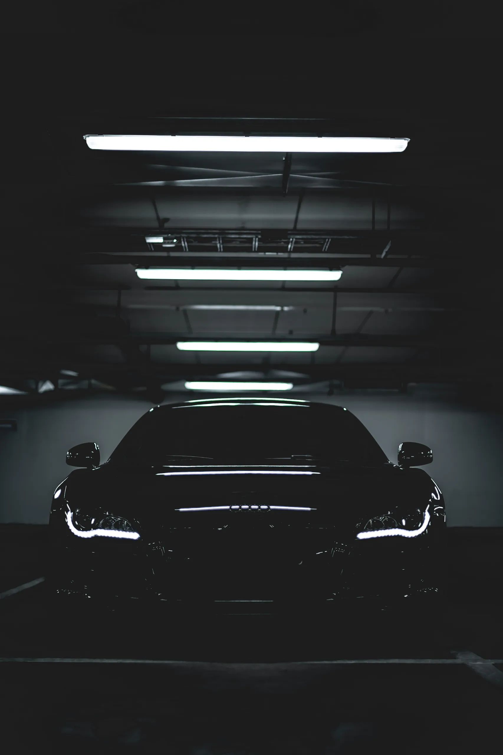 Czarne Audi z lustrzanym lakierem po nałożeniu powłoki ochronnej