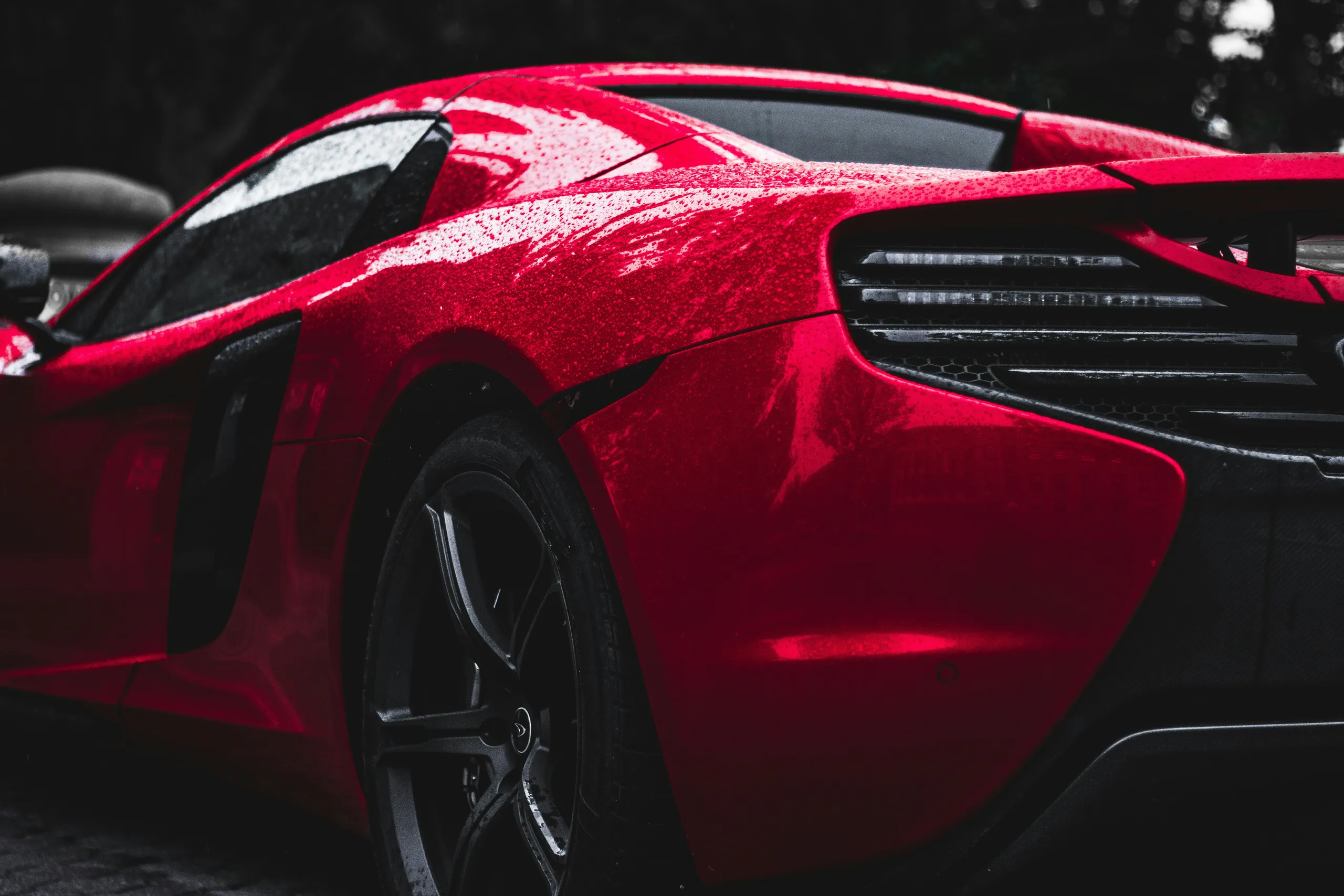 Czerwone sportowe auto z lśniącym lakierem po detailingu
